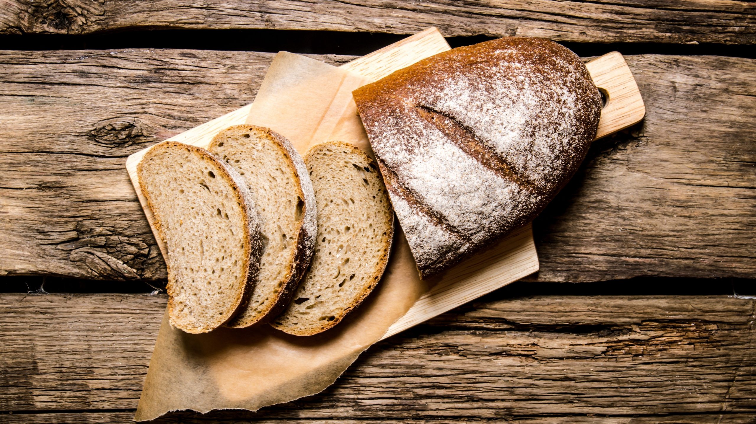 Can dogs eat rye bread image of sliced rye bread